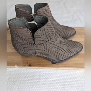 Women’s Charles David Zander Nubuck Light Grey Leather Booties Size 5.